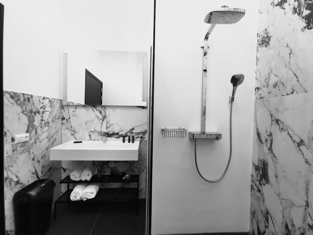 Bed, Bites & Business Hotel Rotterdam Bagian luar foto